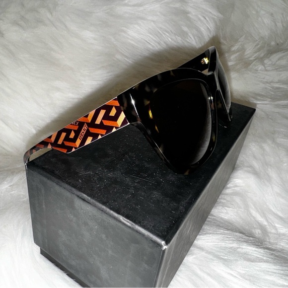 Versace sunglasses - Picture 3 of 4